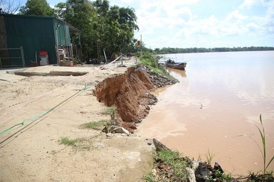 Mưa bão gây sạt lở nghiêm trọng nhiều bờ sông ở Quảng Trị