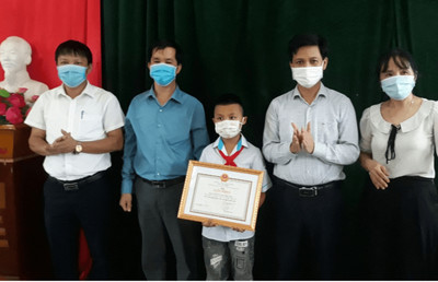 Hà Tĩnh: Tặng giấy khen cho học sinh lớp 4 dũng cảm cứu người