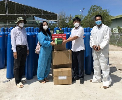 Nhóm tình nguyện viên dự án “Trao oxy- Trao Sự sống” trao tặng bình oxy tại Hà Tiên, Kiên Giang
