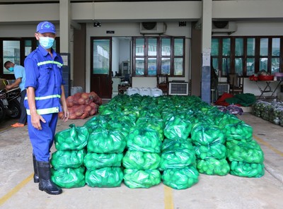 Ủy ban Mặt trận tổ quốc TP.HCM tặng nông sản của Lâm Đồng cho công nhân vệ sinh môi trường