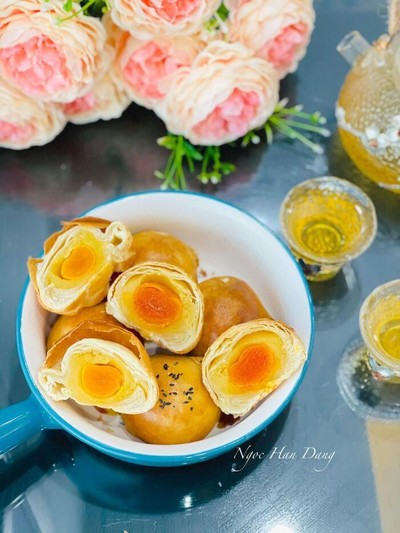 Hoa hậu Ngọc Hân trổ tài làm bánh Trung thu trứng muối kiểu Đài Loan