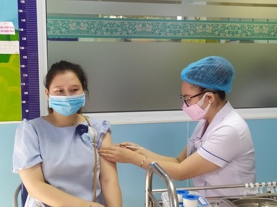 Gần 300 phụ nữ mang thai ở một quận Hà Nội được tiêm vắc xin Covid