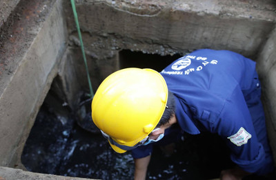 Chuyện công nhân thoát nước ở Huế: Thầm lặng thu gom rác dưới cống rãnh
