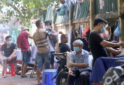 Hà Nội: Người dân đổ xô đi cắt tóc, gội đầu sau giãn cách