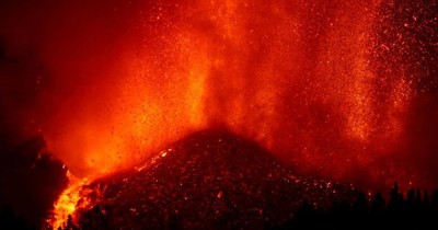 Núi lửa Tây Ban Nha phun dung nham 1.000 độ C "nuốt chửng" nhà cửa