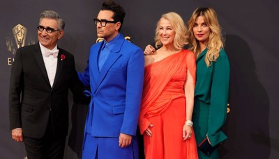 Lễ trao giải Emmy 2021 nhà Mốt CONG TRI cực HOT với 3 thiết kế dự sự kiện thảm đỏ
