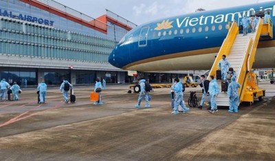 301 công dân Việt Nam có hộ chiếu vắc xin trở về từ Pháp ở sân bay Vân Đồn