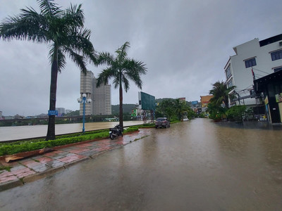 Quảng Ninh: Mưa lớn khiến TP. Cẩm Phả ngập sâu, giao thông chia cắt