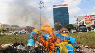 Bệnh viện Anh Quất ngang nhiên đốt rác thải y tế gần cổng cơ quan công quyền huyện Tân Yên