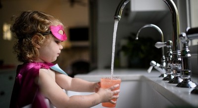Nước đóng chai gây hại cho môi trường cao hơn 3.500 lần nước máy