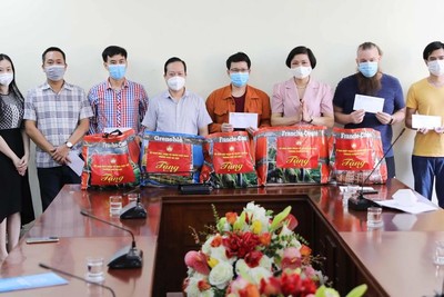 Hỗ trợ người nước ngoài bị ảnh hưởng dịch COVID-19 ở Việt Nam