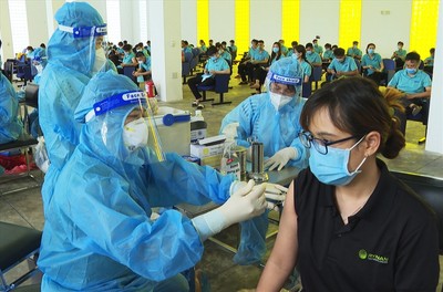 Công nhân ngoài khu công nghiệp trên địa bàn Lâm Đồng được tiêm vắc xin