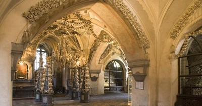 Khám phá nhà thờ xương được trang trí từ hàng ngàn bộ hài cốt