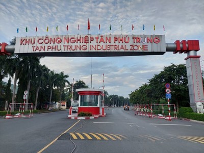 Công nhân KCN Tân Phú Trung: May mắn khi còn được làm việc!