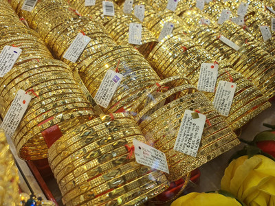 Giá vàng ngày 2/10: Vàng trong nước ăn chênh 8 triệu/lượng