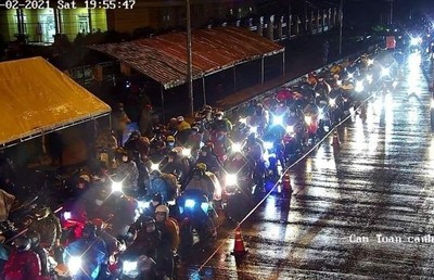 Hàng ngàn người đội mưa đi xe máy về các tỉnh Tây Nguyên, miền Trung