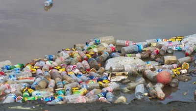Hơn 10 nghìn chai lọ, ống hút thu gom từ các bãi biển trưng bày ở triển lãm rác thải nhựa