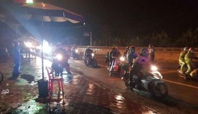 Hàng nghìn người xuyên đêm đi xe máy về quê qua tỉnh Ninh Bình