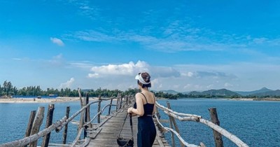 Cây cầu gỗ dài nhất Việt Nam, điểm check-in của xứ 'hoa vàng cỏ xanh'