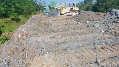 Hiện trường đổ thải "bát nháo" tại dự án công trình hồ chứa nước bản Mồng ở Nghệ An