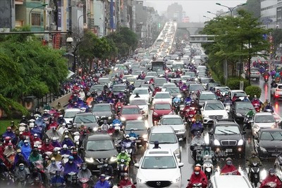 Giao thông hỗn loạn vì mưa lớn, người dân Hà Nội nhích từng cm đi làm