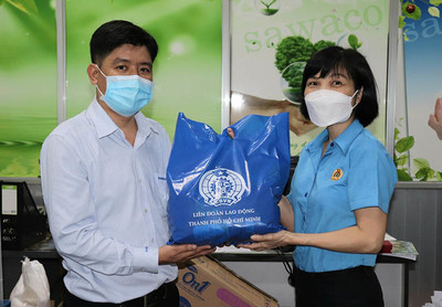 SAWACO trao 500 "túi an sinh" cho người lao động khó khăn