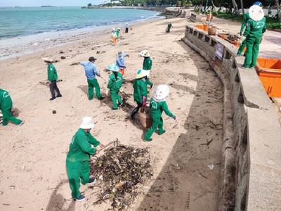 Công nhân môi trường thu gom rác làm sạch bãi biển Vũng Tàu