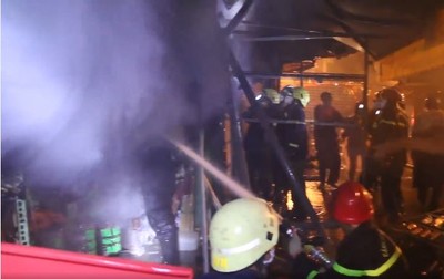 TP.HCM: Ki ốt vải chợ Nhị Thiên Đường bốc cháy trong đêm mưa