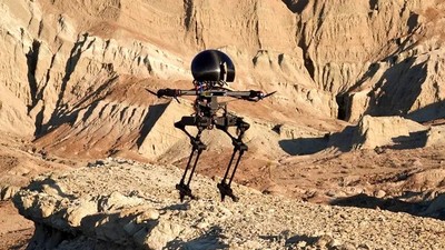 Robot biết bay và có thể bắt chước bước đi của con người