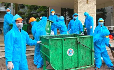 Công nhân vệ sinh môi trường thu gom rác tại các điểm dừng chân tự phát