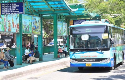 Hà Nội: Nhà hàng ăn uống, xe buýt, taxi hoạt động bình thường trở lại