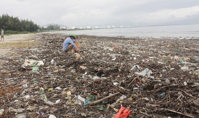 Đà Nẵng: Bờ biển Nguyễn Tất Thành tràn ngập rác
