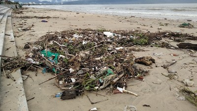 Đà Nẵng: Cho dân đi tắm biển nhưng không có chỗ vì… ngập rác ?