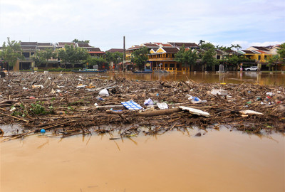 Ảnh: Người dân Hội An tất bật dọn hàng chục tấn rác thải, bùn lầy sau lũ