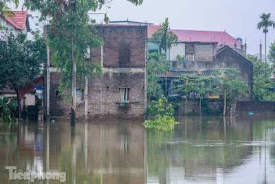 Cận cảnh hơn trăm hộ dân ở Hà Nội bị cô lập giữa biển nước