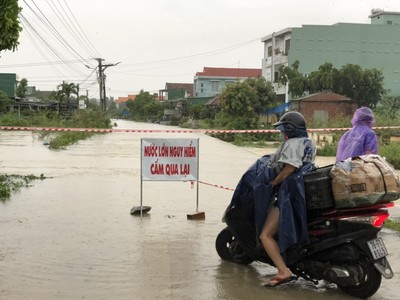 Quảng Ngãi: Nhiều khu dân cư ngập sâu trong nước