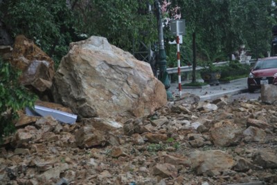 Sạt lở núi đá ở Quy Nhơn khiến 3 người bị thương