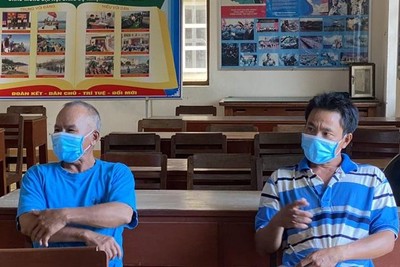 Quảng Ngãi: Hai ngư dân trên tàu bị chìm tại cảng Dung Quất đã được cứu