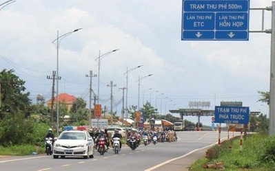 CSGT Đắk Nông và các nhà hảo tâm hỗ trợ người dân trên đường hồi hương