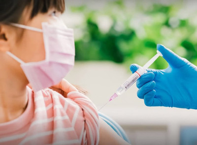 Cha mẹ cần chuẩn bị gì khi cho trẻ tiêm vaccine phòng COVID-19?