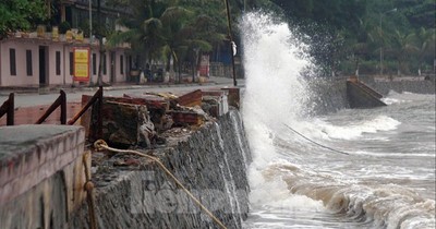 Hàng trăm mét bờ kè biển ở Đồ Sơn bị sóng đánh vỡ vụn