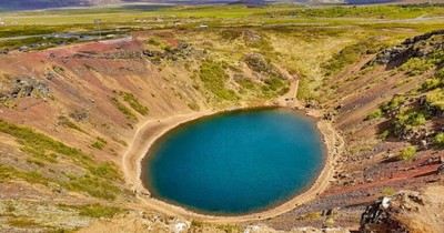 Vì sao hồ miệng núi lửa ở Iceland có màu ngọc lam đặc biệt?