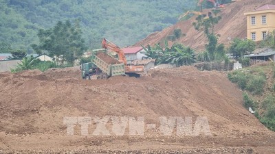 Thanh Hóa: Nhà thầu đổ đất thải sai vị trí khi thi công chống sạt lở