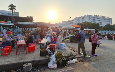 Nghệ An: Xử lý hàng loạt hàng quán lấn chiếm vỉa hè trước cổng các bệnh viện ở TP.Vinh