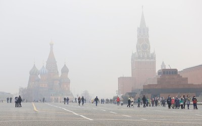Sương mù dày đặc bao phủ thủ đô Moskva của Nga