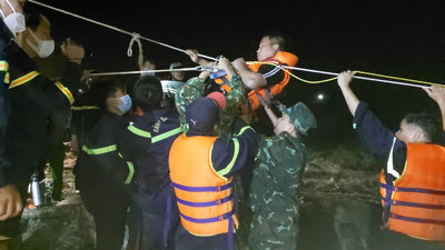Gia Lai: Giải cứu thành công 3 người bị mắc kẹt dưới chân đập Thủy điện Đak Srông