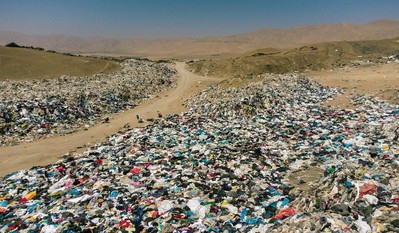 Bãi rác chứa hàng chục nghìn tấn quần áo cũ bị vứt bỏ