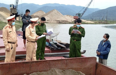 Hà Tĩnh: Bắt giữ thuyền vận chuyển cát trái phép trên sông Lam