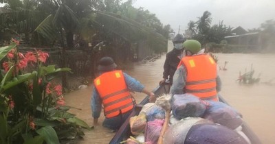 Nước lũ dâng cao ở Quảng Ngãi, hàng trăm nhà dân chìm trong biển nước