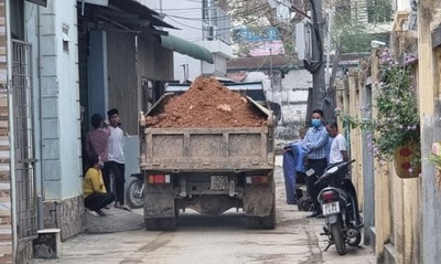 Thạch Thất – Hà Nội: Dân khốn khổ “chịu trận” đoàn xe tải chở đất lộng hành